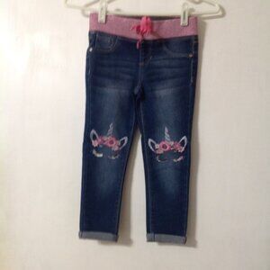 Size 6 Sqeeze girls blue jeans with embossed knees, GJeans1